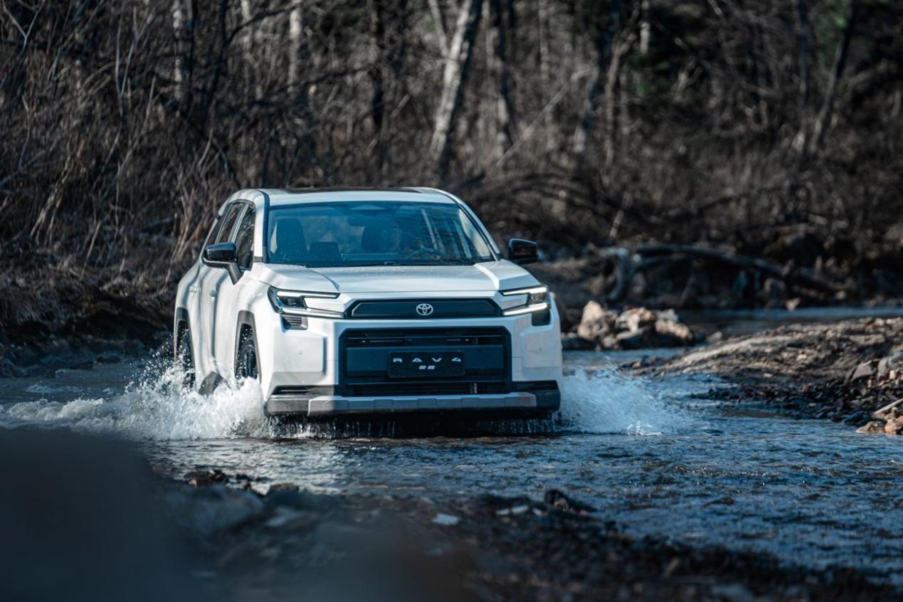 2026年1月9日，第六代RAV4荣放正式交付，现场非常热闹，一汽丰田线下很多展