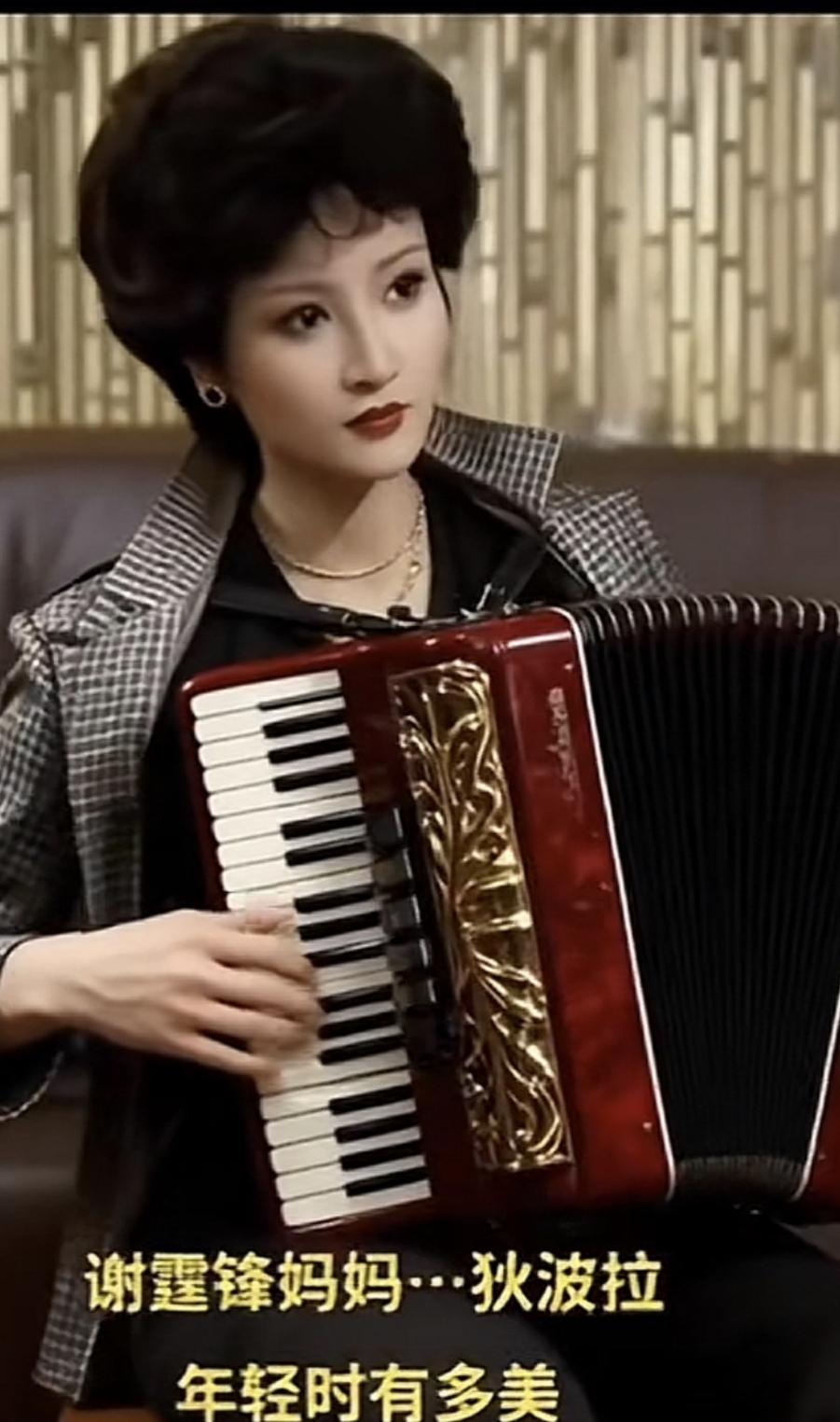 这是谢霆锋的妈，张柏芝的婆婆，你们谁能相信？