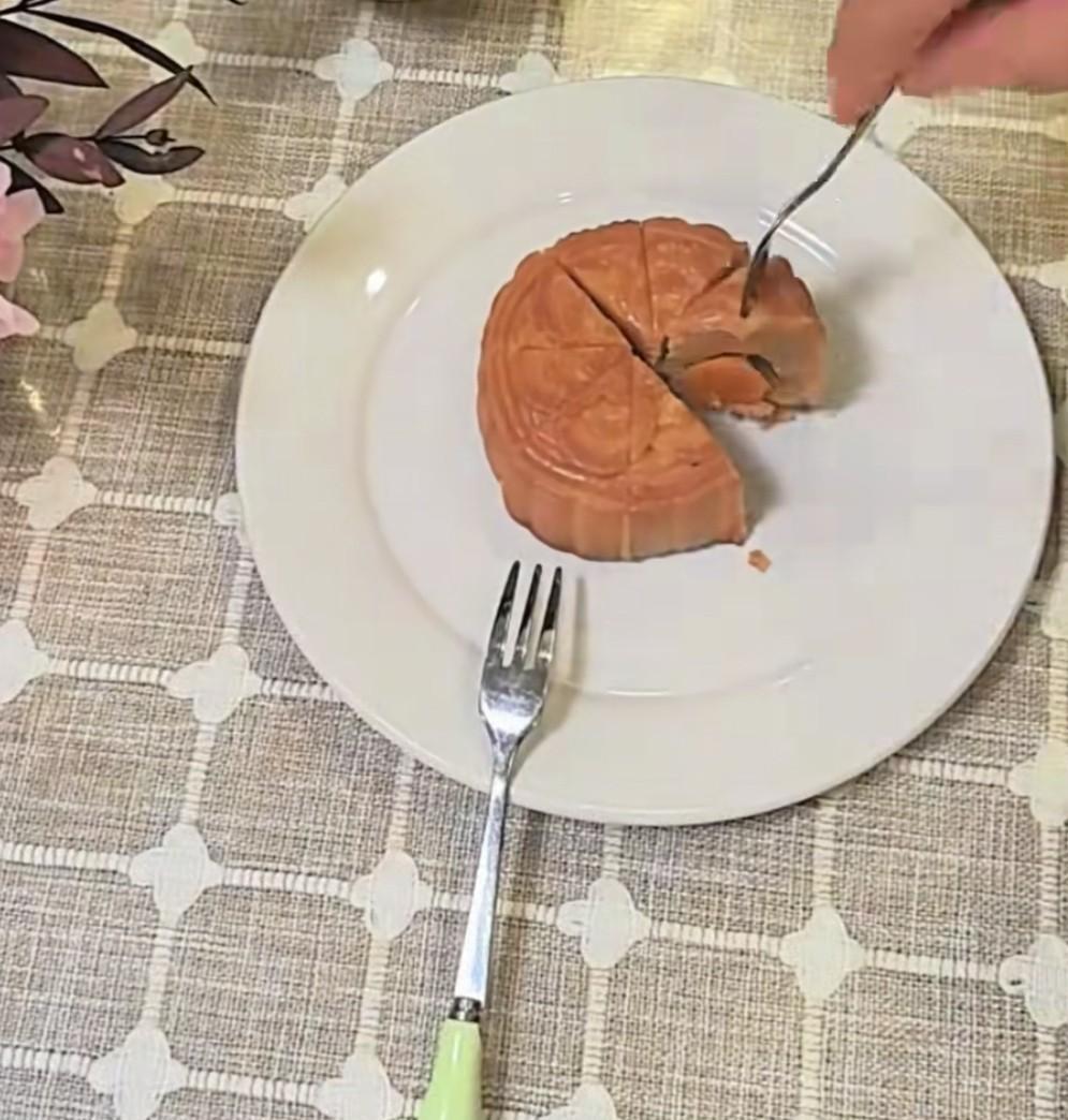 大家说，要是酒醉的蝴蝶看到董宇辉这样吃月饼，会不会来句：你个怂娃才去城里几天哩，
