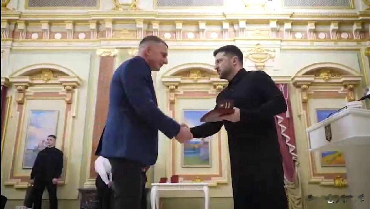 泽连斯基：乌克兰永远不会被打垮12月22日，泽连斯基在电报频道发文，赞扬乌