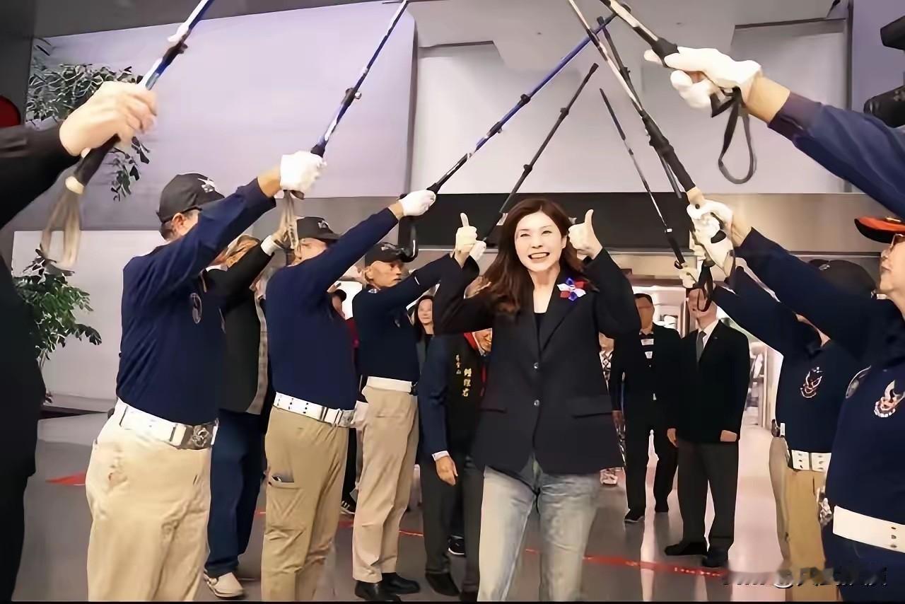 郑丽文走出机场那刻，怕是这辈子都没见过这种阵仗。平常名人落地机场，到处都