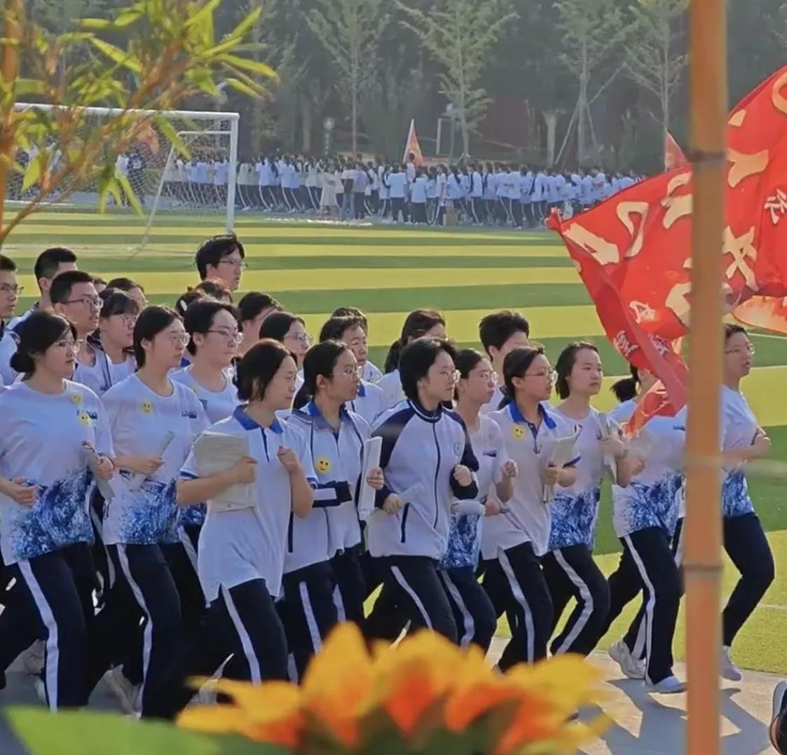 郑州中考：人数暴涨背后的“扩容”与“内卷”博弈从2019年的约4.74万人到