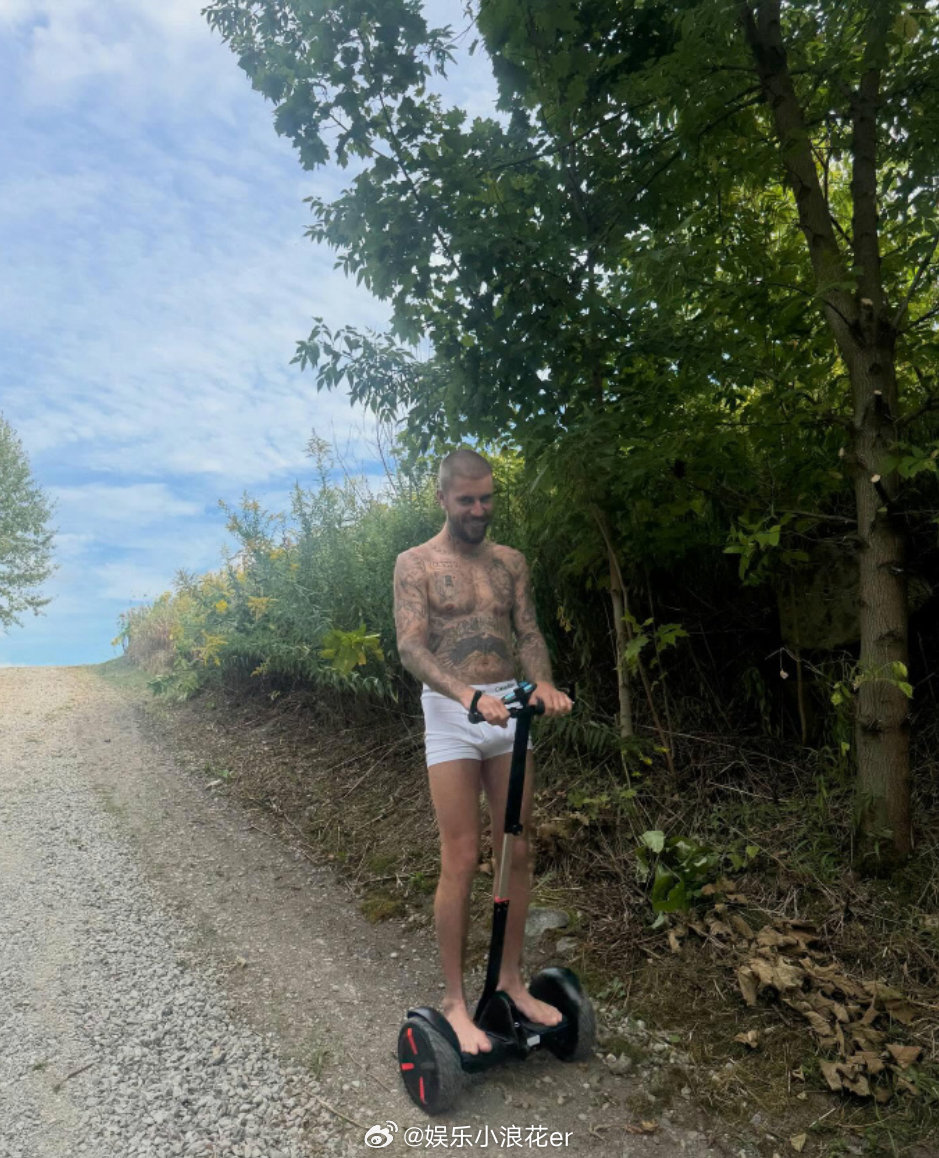比伯穿内裤骑平衡车哇哦好自由奔放的灵魂~~​​​