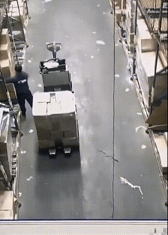 这是干嘛呢，看不懂货物倒了不应该去扶起来吗，怎么还趁势倒下了，这是碰瓷碰到公司