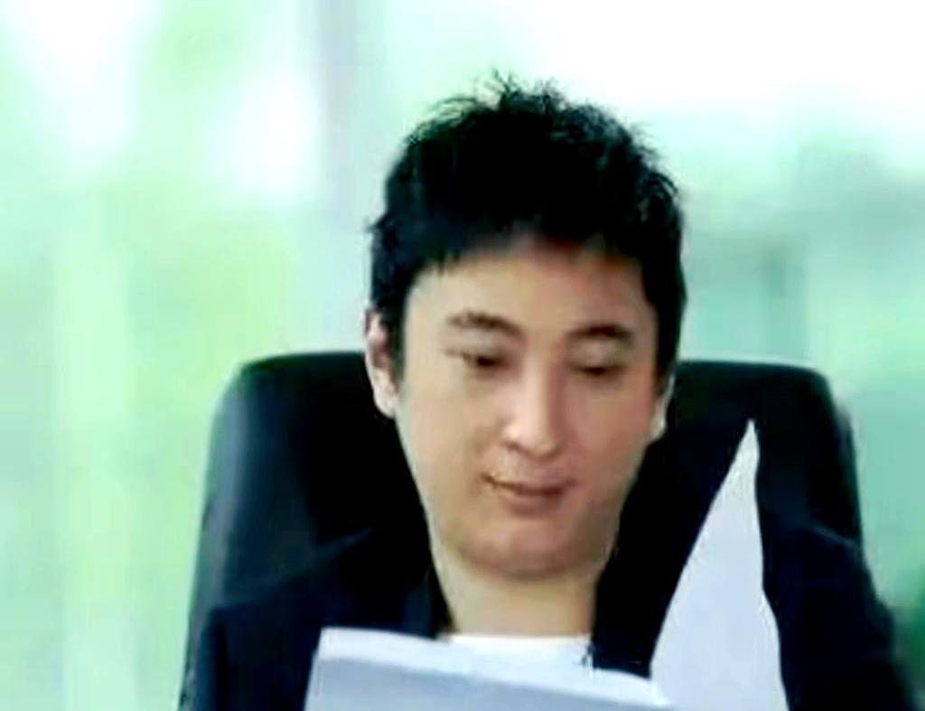 56亿票房的底色，是拼命与投机的残酷对赌。吴京抵押房产砸进八千万，顶着全身