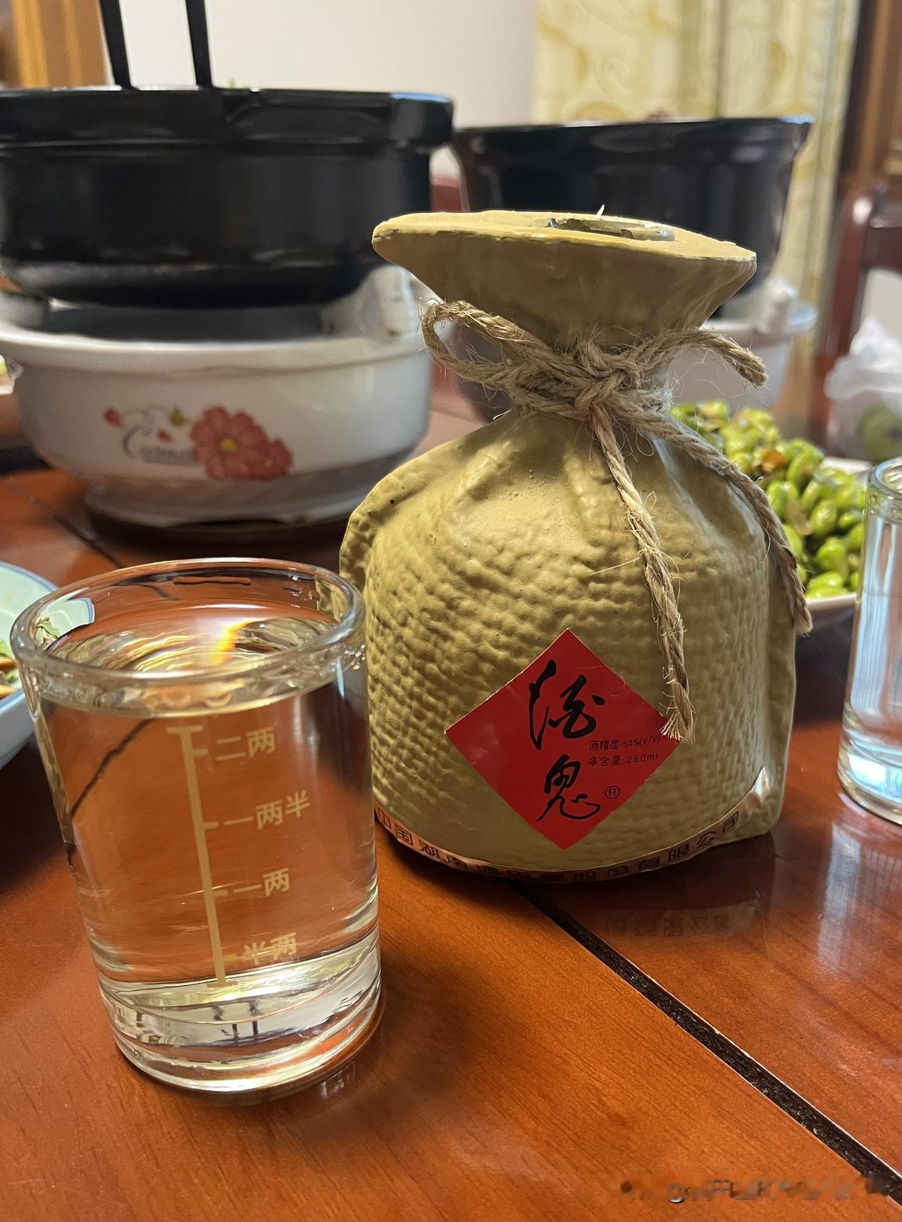 今天有幸喝了一瓶，二十五年的酒鬼酒！当年它的价格，可是卖的比茅台还贵啊。度数