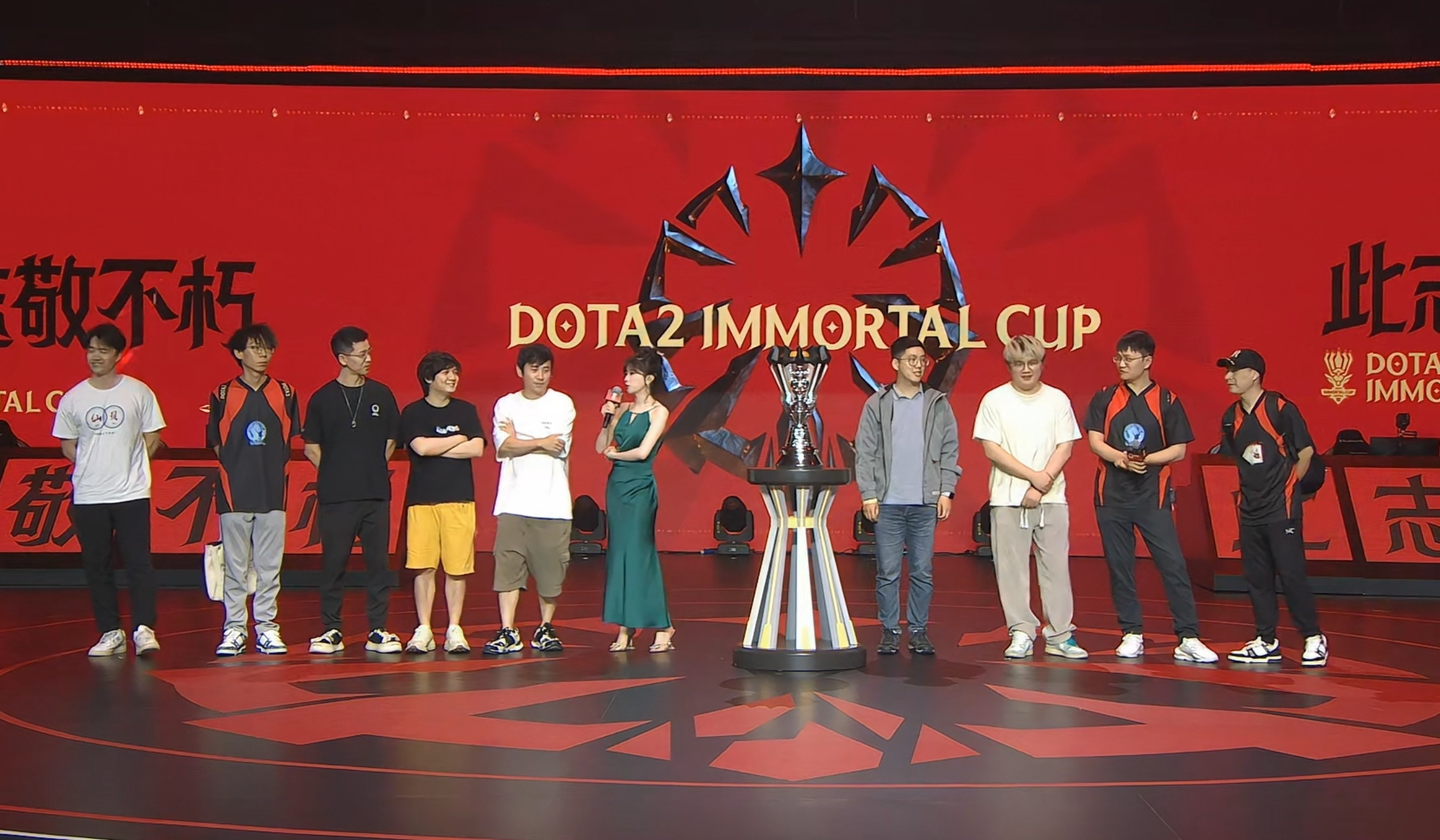 表演赛请到了阿绿来参加4+2mid的乱斗，具体对阵为姜岸+DY+ZSM