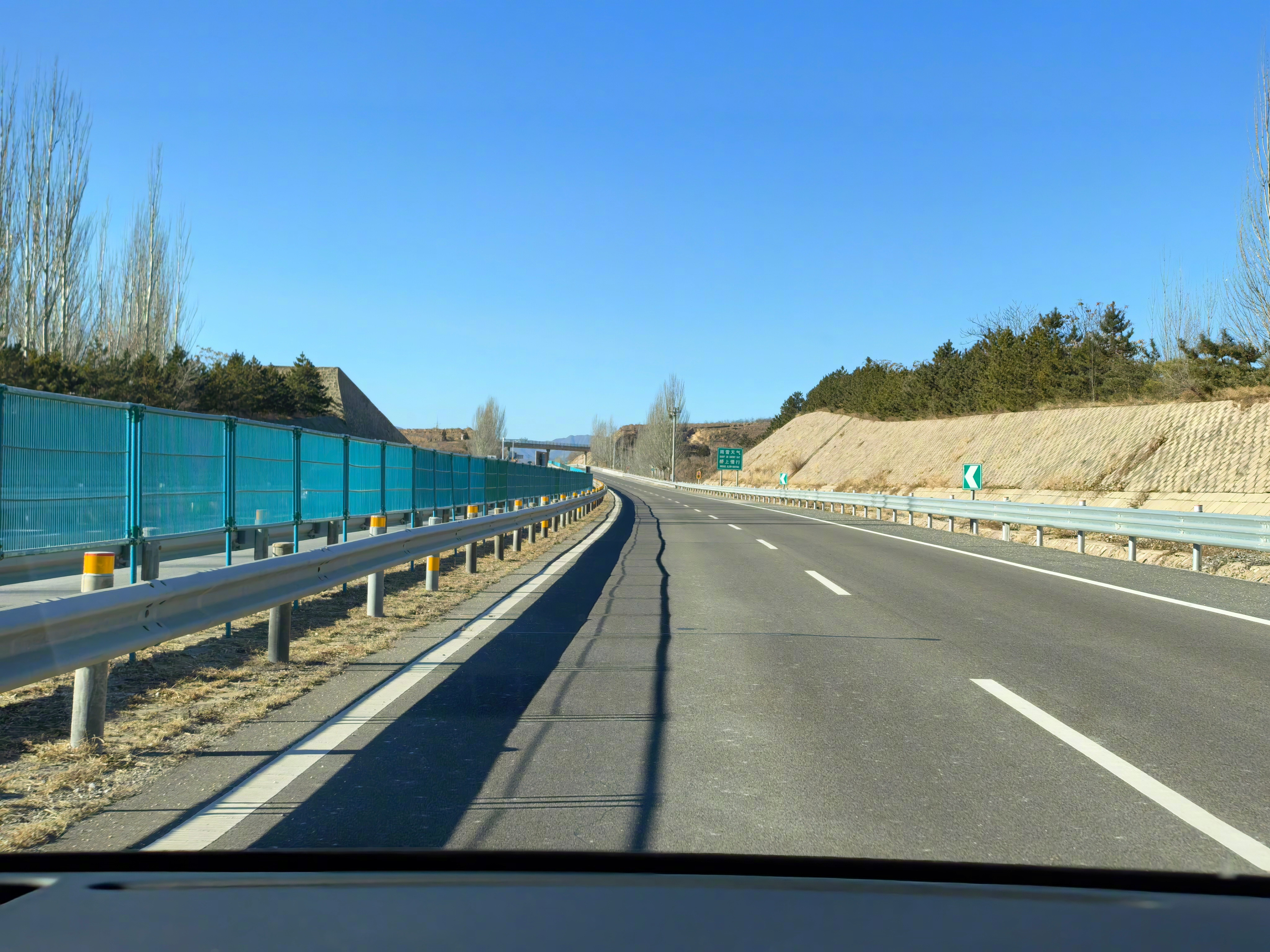 北京西北的宣大高速，这路况啥车没有，也不是山区，莫名其妙长距离限速90。我真不理