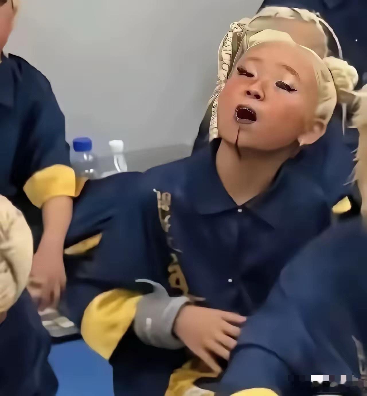 全网暴怒！上海少儿舞蹈赛后台照片，看得人浑身发紧后台镜头怼上去，一排小孩齐刷刷杵