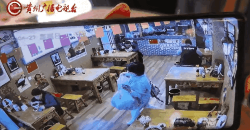 贵州贵阳，一女子刚取了10万元就来到一家肠粉店吃早餐，途中女子接了一个电话就行色