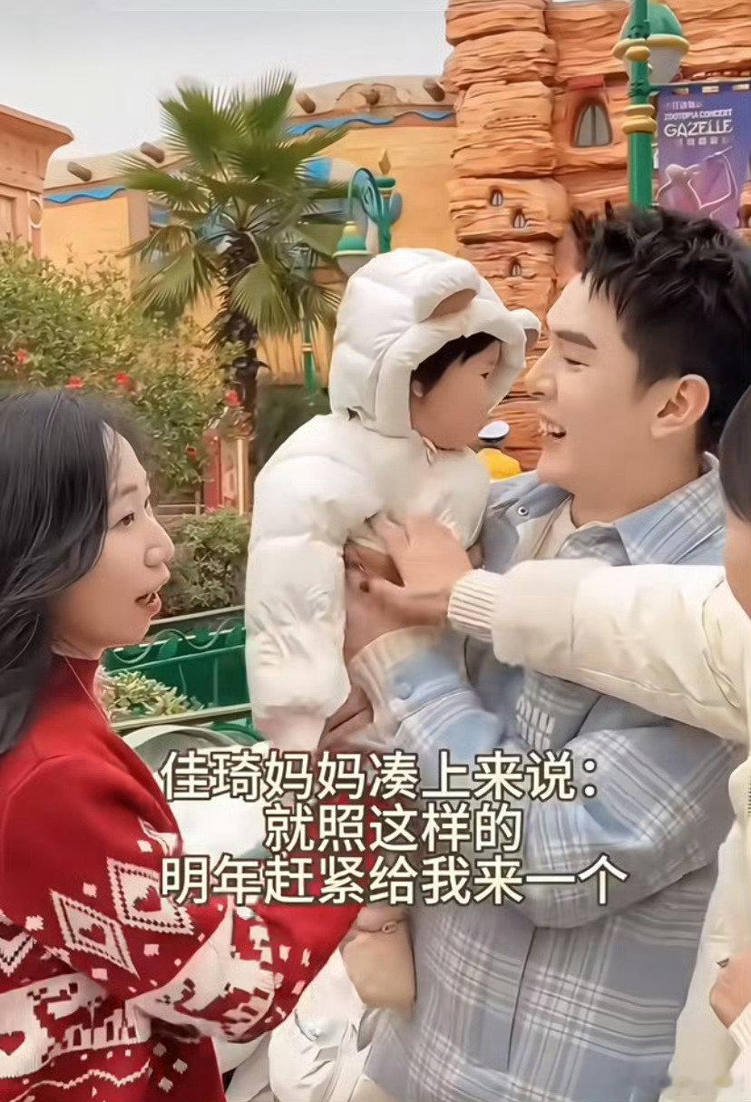 #李佳琦疑似有孩子了#国庆期间网友在阳澄湖偶遇李佳琦抱着小宝宝，护娃动作很熟练，一下子引爆隐婚生子的
