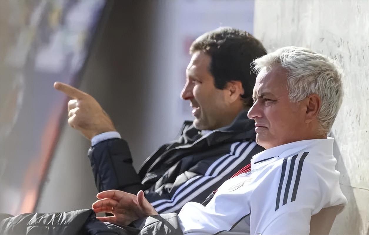 穆里尼奥又来这一套，当年就靠着这招，把罗马青训卖出了一个多亿，给财政平了账。如今