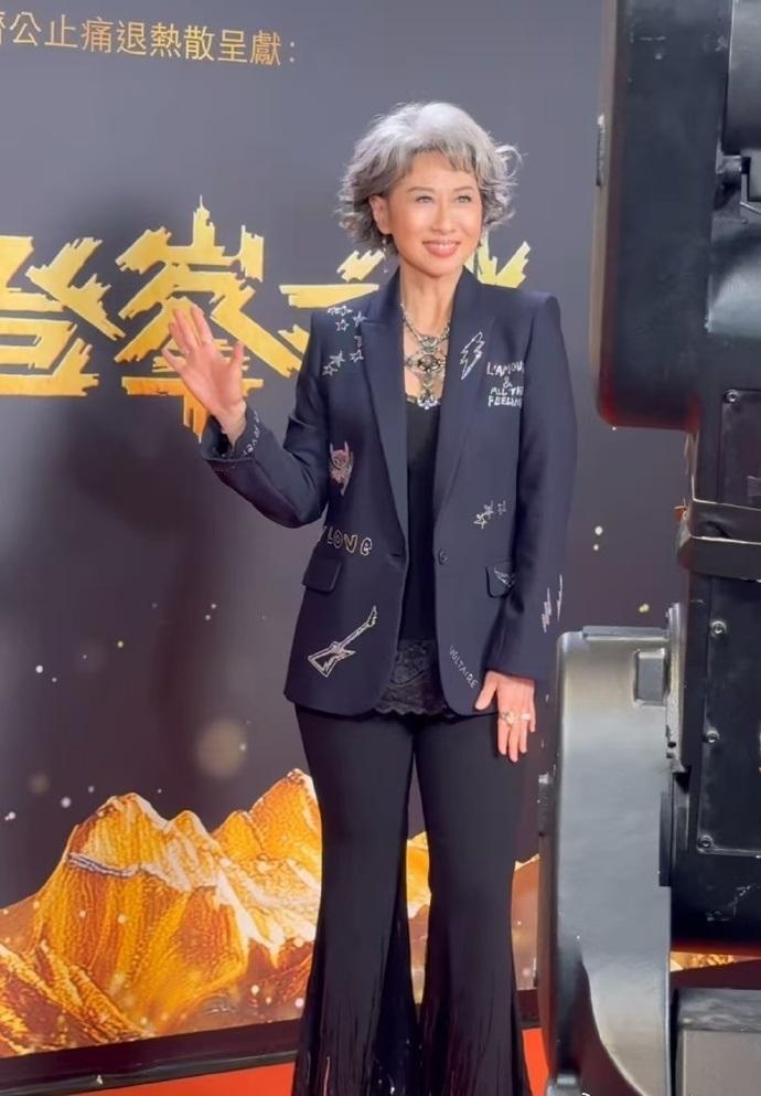 最近叶倩文在出席时尚活动的时候搭配了一身黑色的衣服，看起来又美又飒。叶倩文里