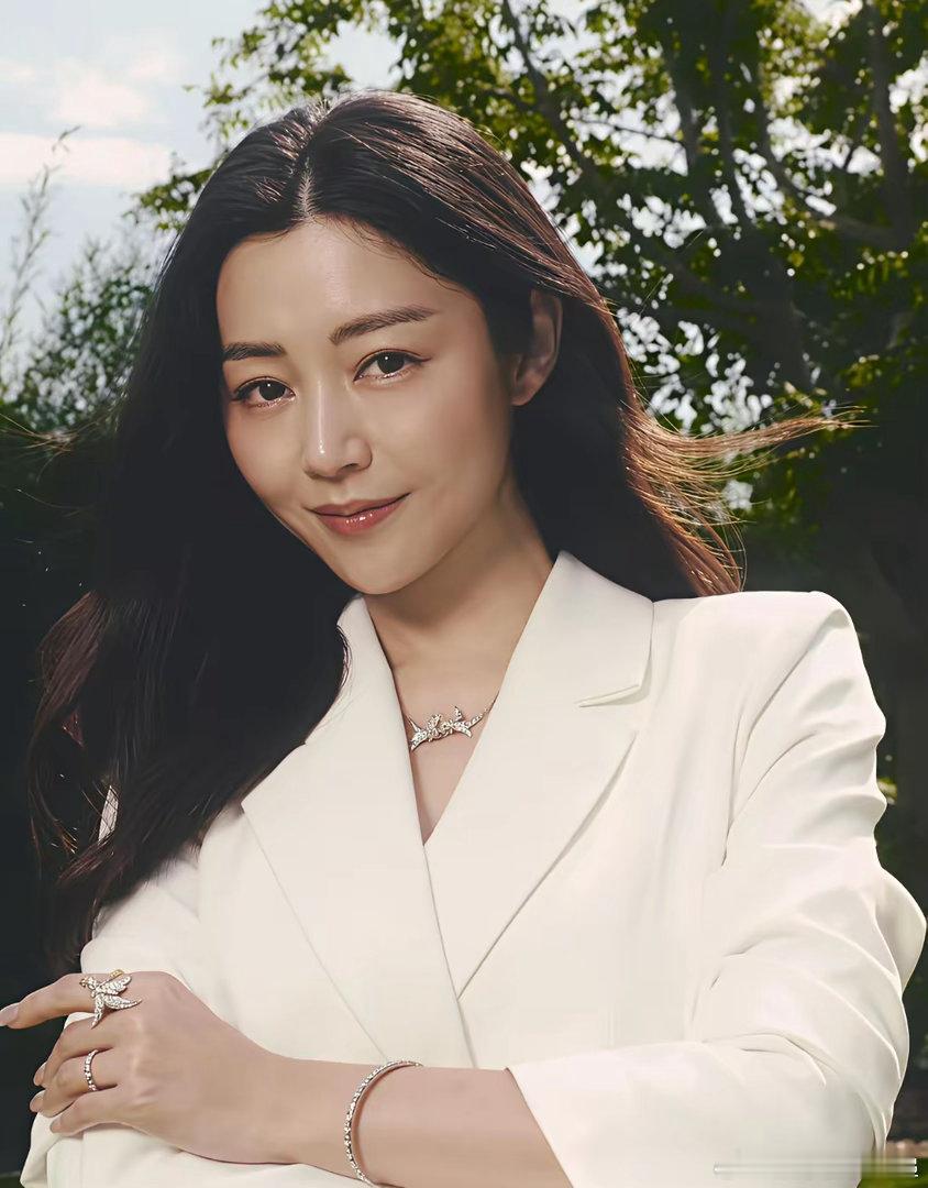 卫诗雅刚入行时，公司说她名字跟歌手卫诗重了，建议去掉姓，叫诗雅。她照做了。后来出
