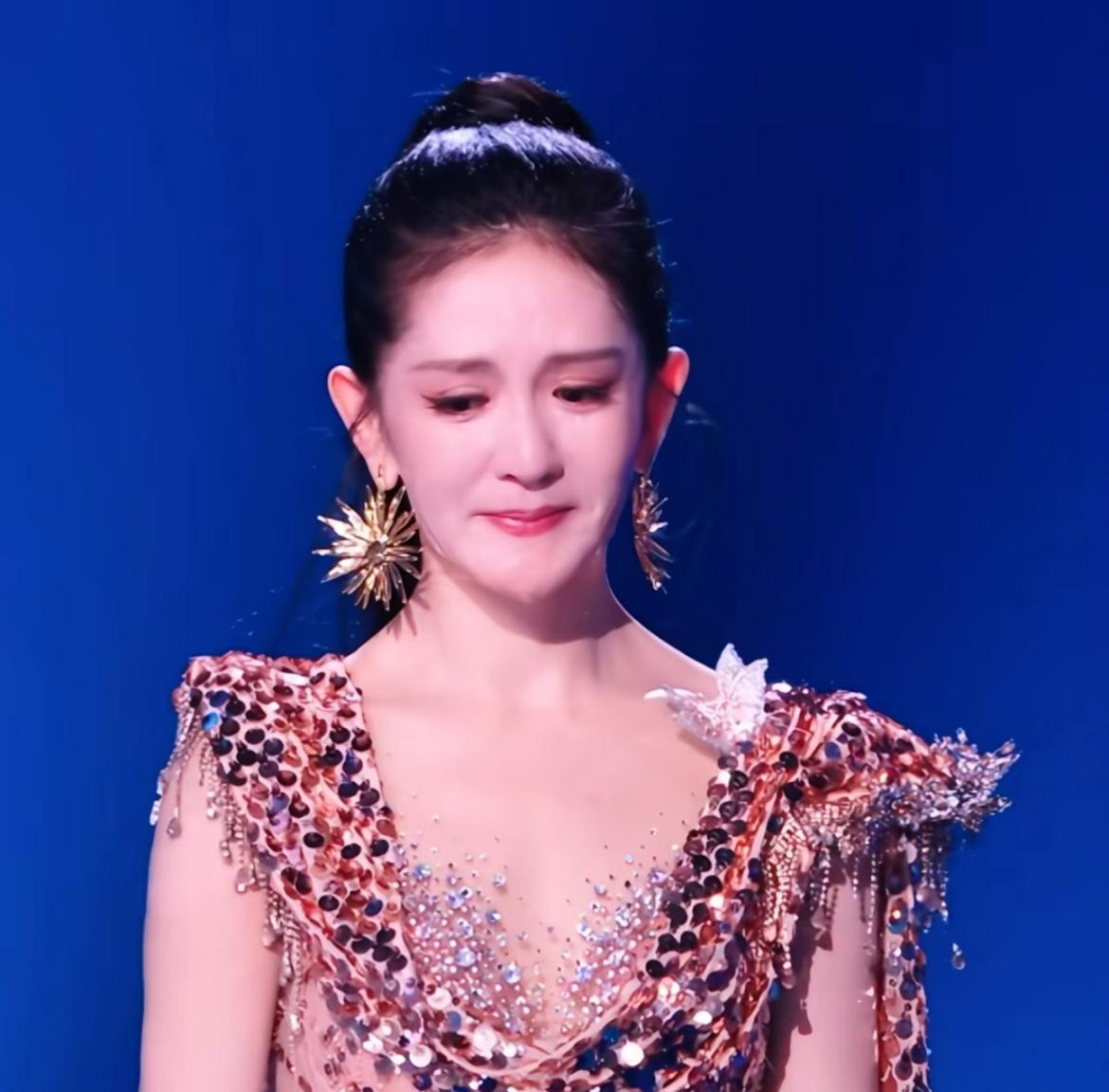 我很肯定地说谢娜极大可能就等于是被软封杀了。你想，你细想，《人民日报》那是什