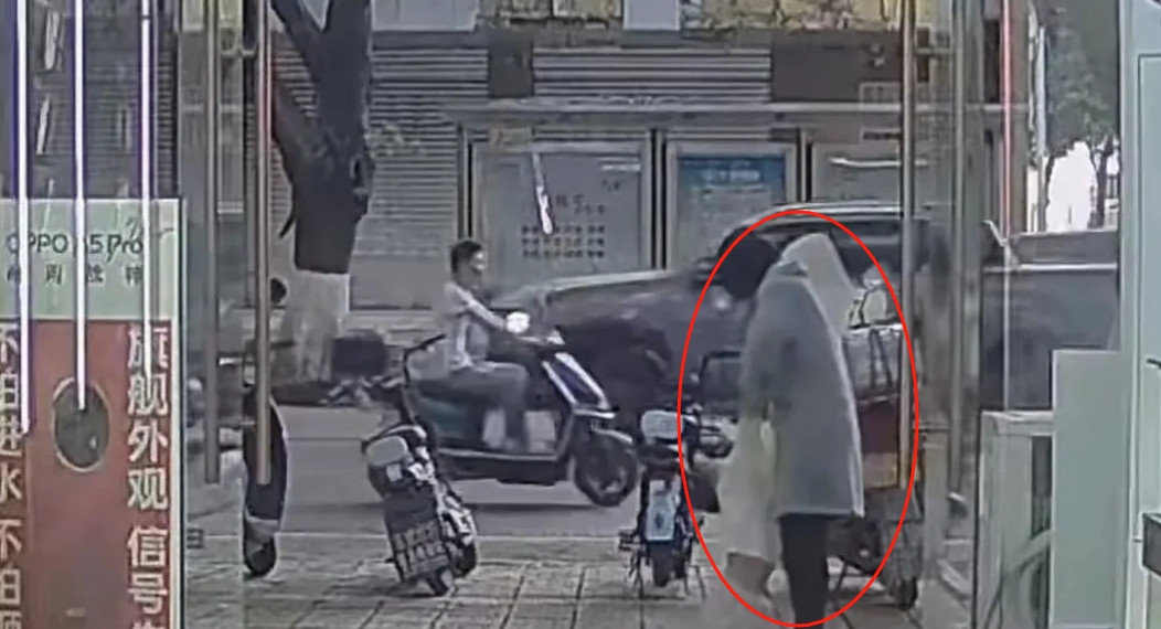 近日在四川绵阳又发生了一起人贩子拐卖儿童事件。一个3岁小男孩在自家店铺门口玩耍时