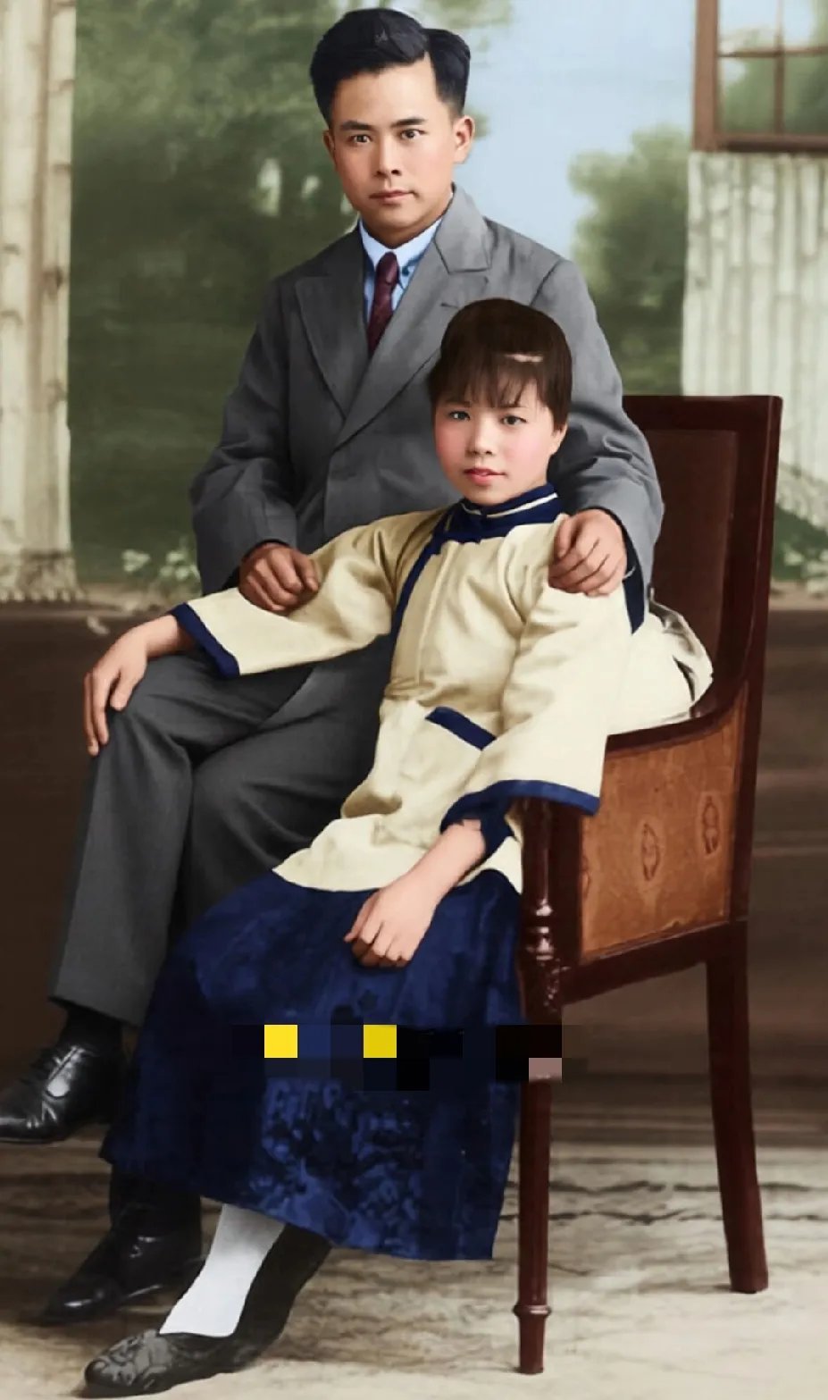 20年代，任弼时与大他两岁的妻子陈崇英在上海时的一张留影，陈崇英看上去娇小可人。