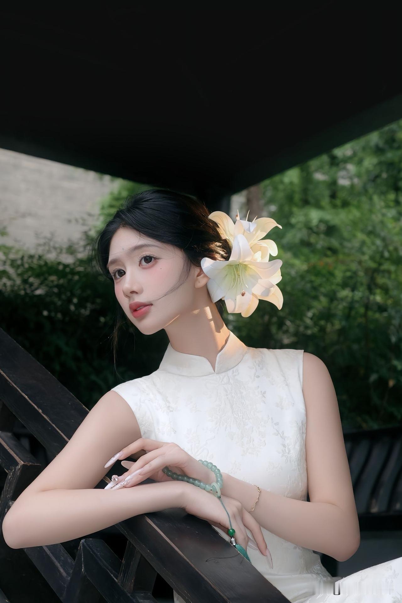 白色旗袍，是中式园林里的绝美风景线，拍照巨出片旗袍风景写真江南风旗袍照