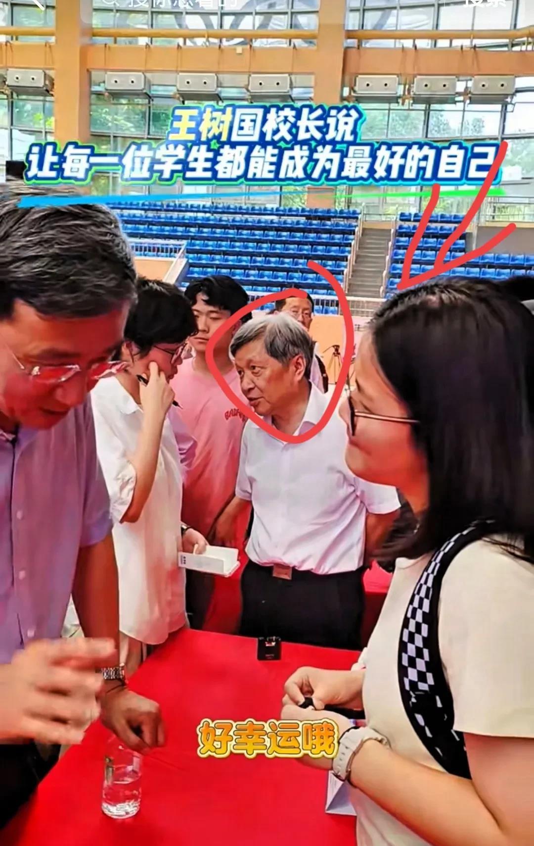 不得不说的是，福耀科技大学首位大学生，直接开着“就业直通车”杀进高管。
