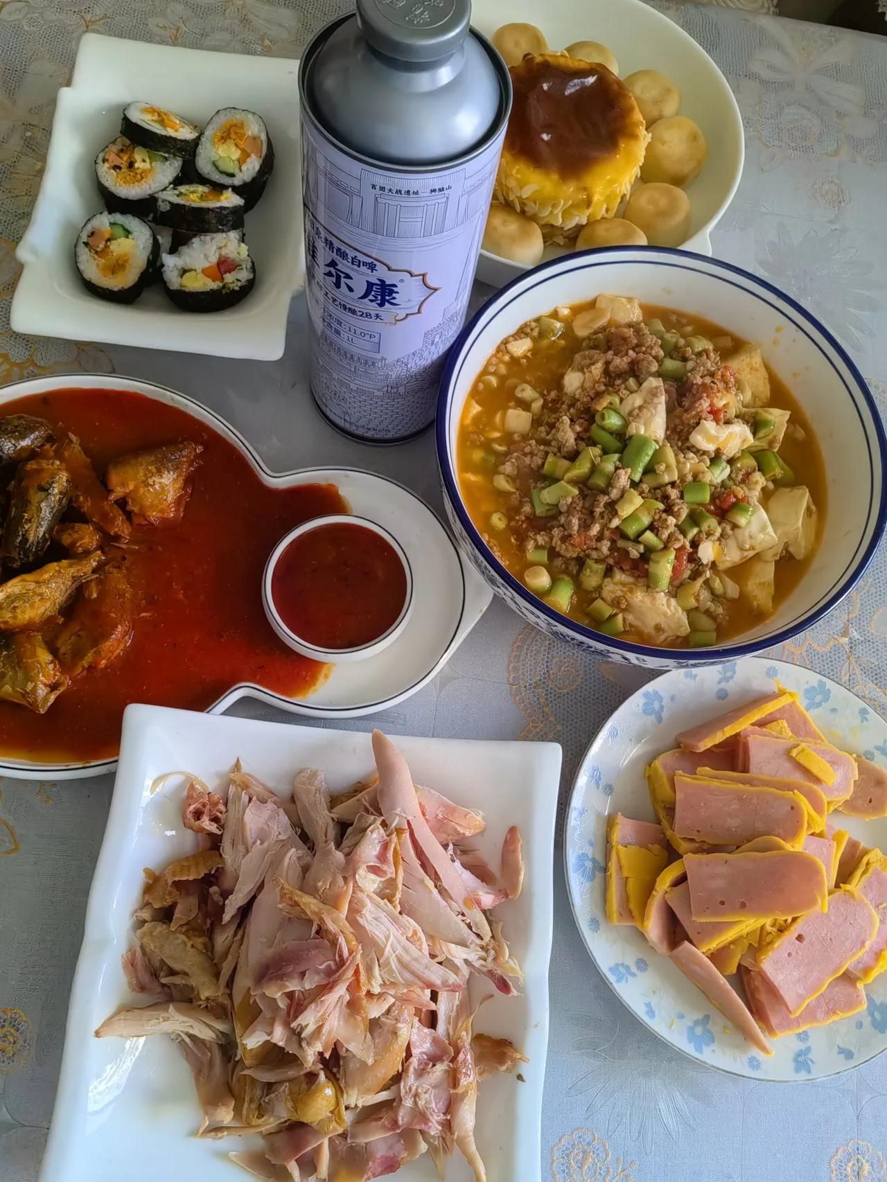 简单的午餐了，节日快乐，花了一千新台币，合人民币二百，买了食材，做了这么一桌，算