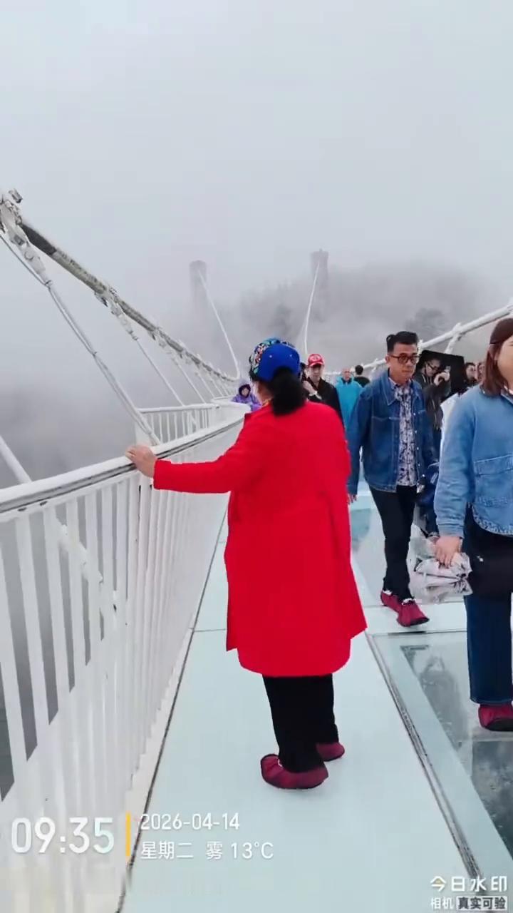 你是否还会被云雾缭绕，天气飘云？我们来到了疏离栈道，心情特别愉悦，很是惬意，不屈