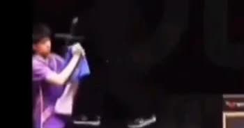 头哥，你确定手里的短袖和裤子是自己的？头哥：我已经尽力假装很淡定很快速收起来了，
