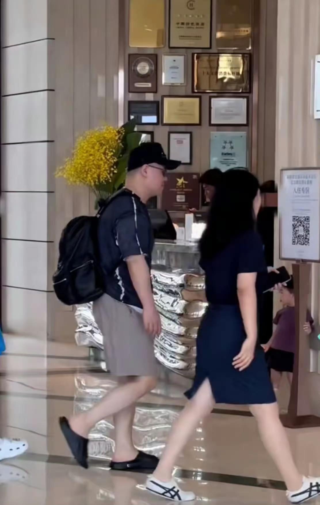 女儿：爸，你快站直了，别驼背。我都要比你高了，你这“德云社颜值担当”的称号是不是