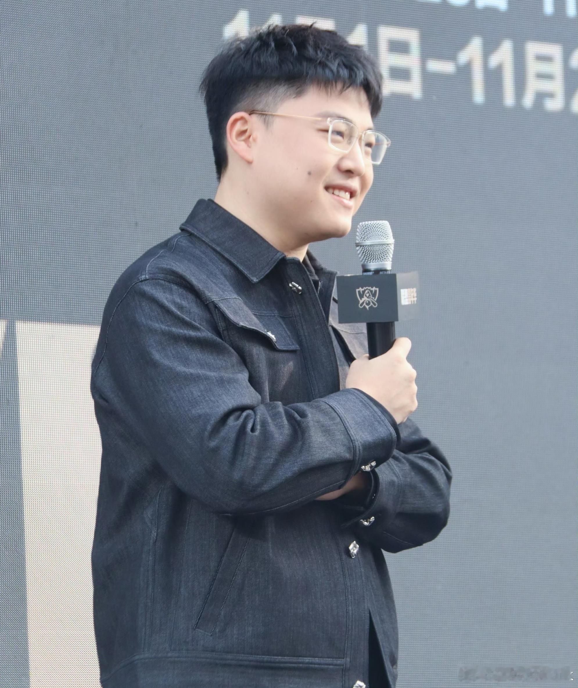 现在的情况是四个队抢三个AD，Uzi回归的可能性是越来越大了，我知道又有人要说了