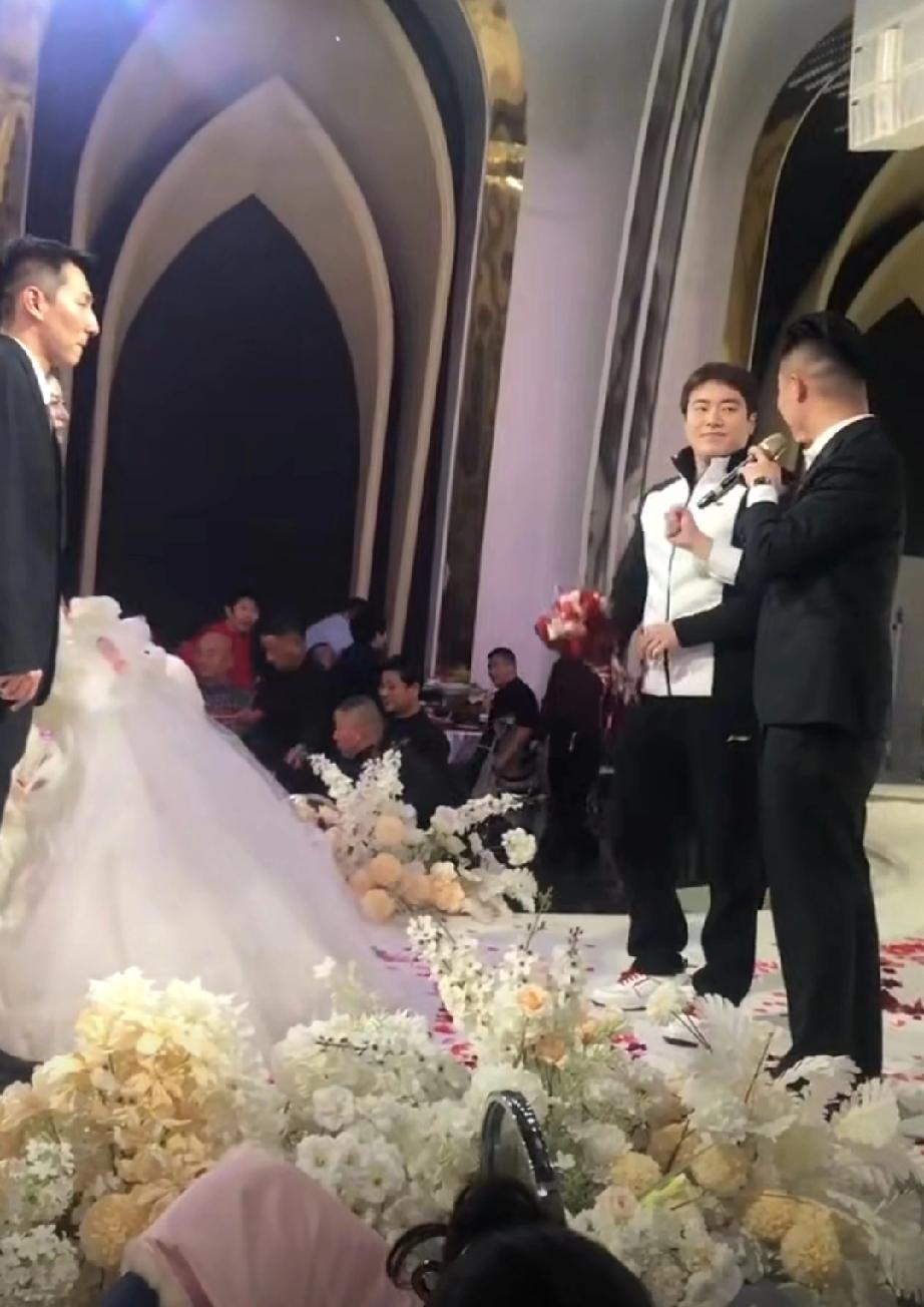 梁靖崑今日参加好友婚礼，上台做嘉宾为好友送上现场祝福！梁靖崑把这次的国乒休假行