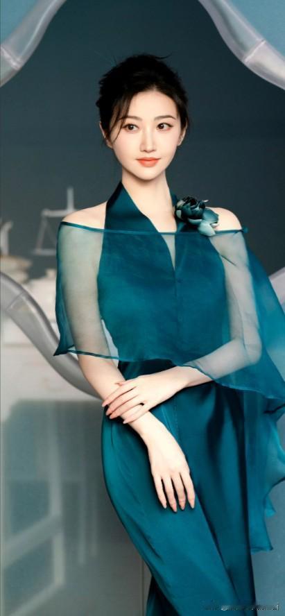 这才是貌美如花，温柔可人的大美女，出道这么多年了，仍旧是五官精致，身材苗条的一个