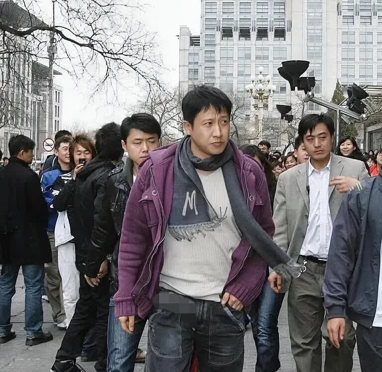 这才是真正的帅哥，比靳东都还要帅，不过他没有像张译和靳东那样出名。照片中的他身材