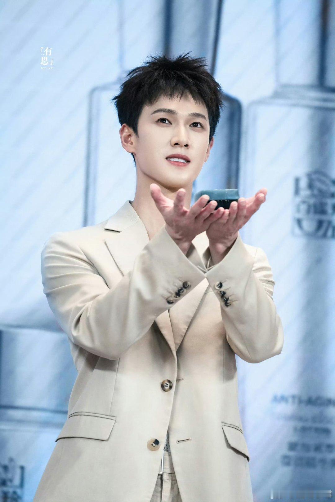 狂潮领上确定🍉爱奇艺电视剧《狂潮领上》领衔主演：李昀锐领衔主演：孔雪儿主演：