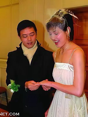 当年张延张锦程结婚时穿的婚纱，不单单不好看，而且不用心、特别潦草，怪不得张延最后要跟他离婚，根本没有