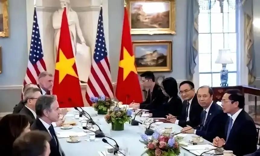 越南军舰穿越台湾海峡，真以为抱紧了美日的大腿，中国就不敢动越南非法侵占的岛礁了吗