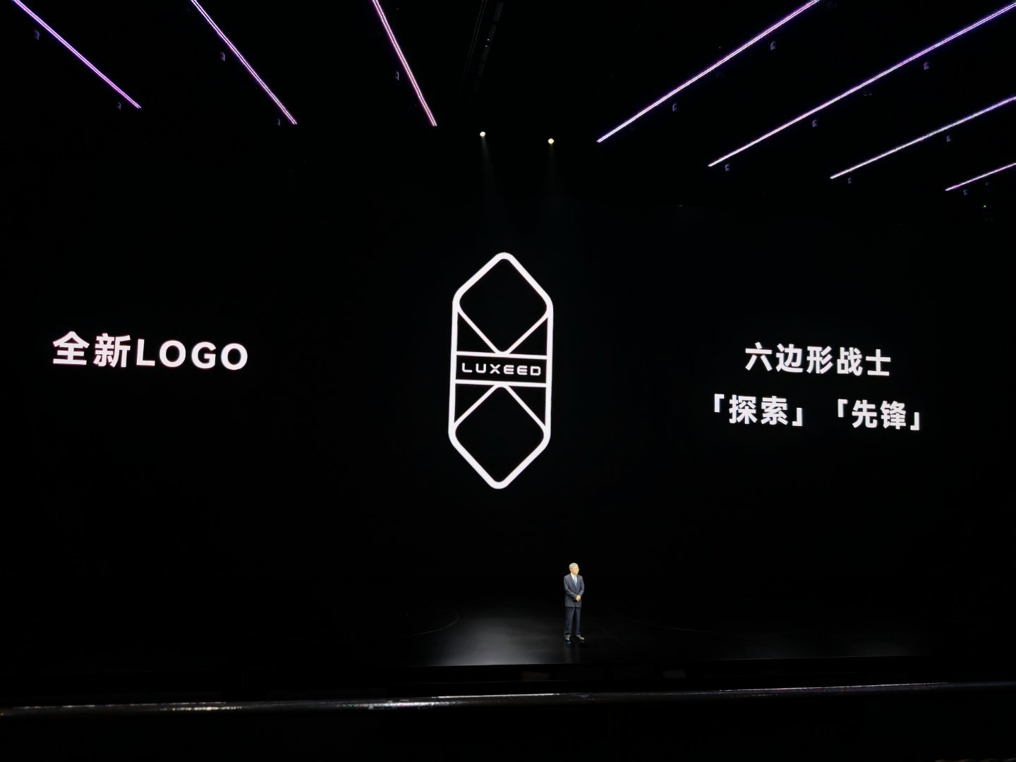 智界R7终于上了它的新Logo而且订单量也很不错，突破了5.2W台！​​​