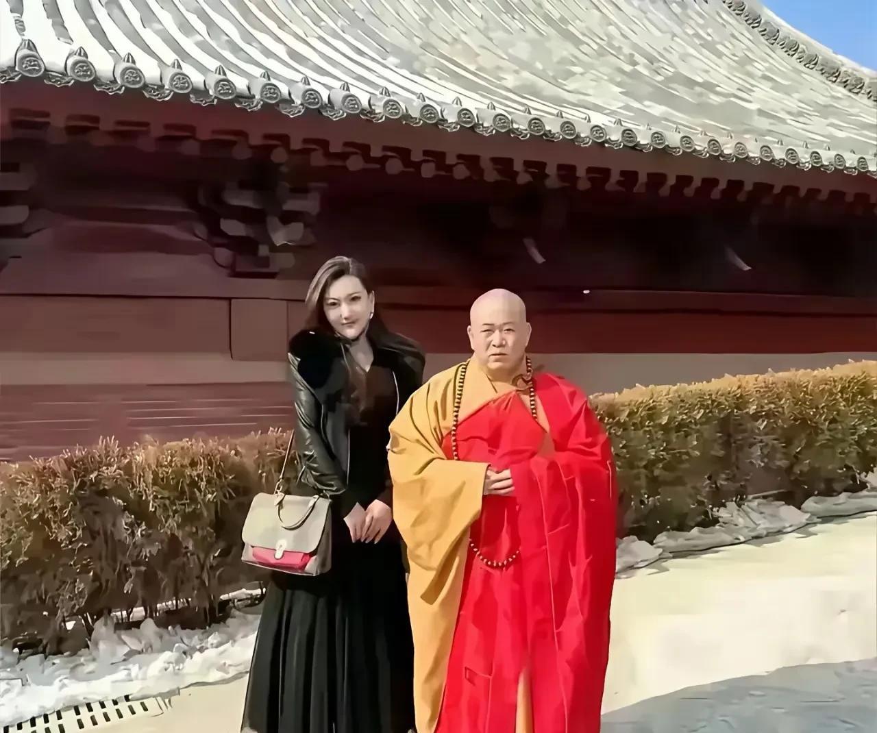 忽然发现，这俩人何其像啊，一个佛教界圣人，一个娱乐界名人，不光长得像，做派也像，