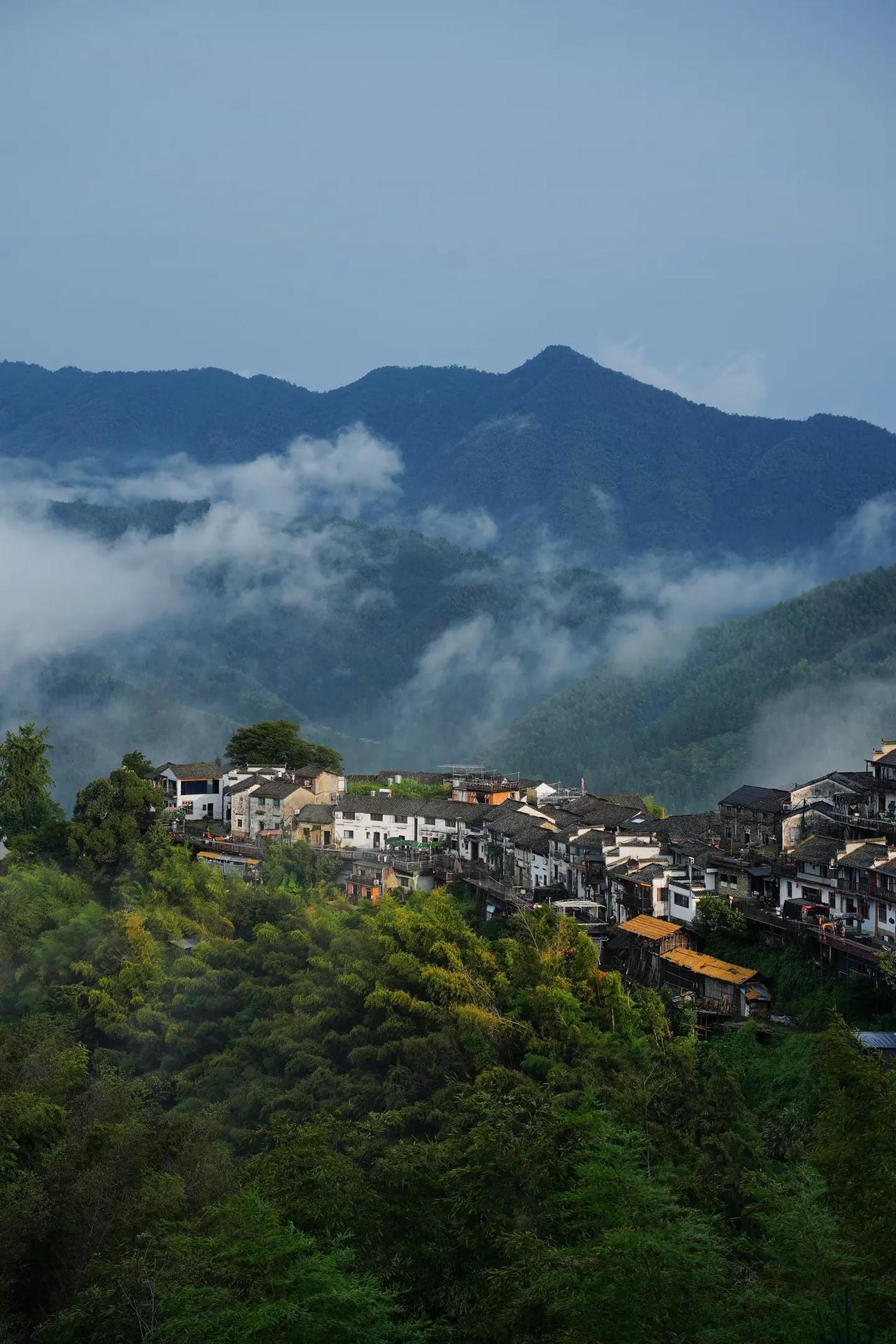 昨天和一位高二学生的家长聊了聊，他说孩子如今学习挺累的，每晚都要忙到12点多。我