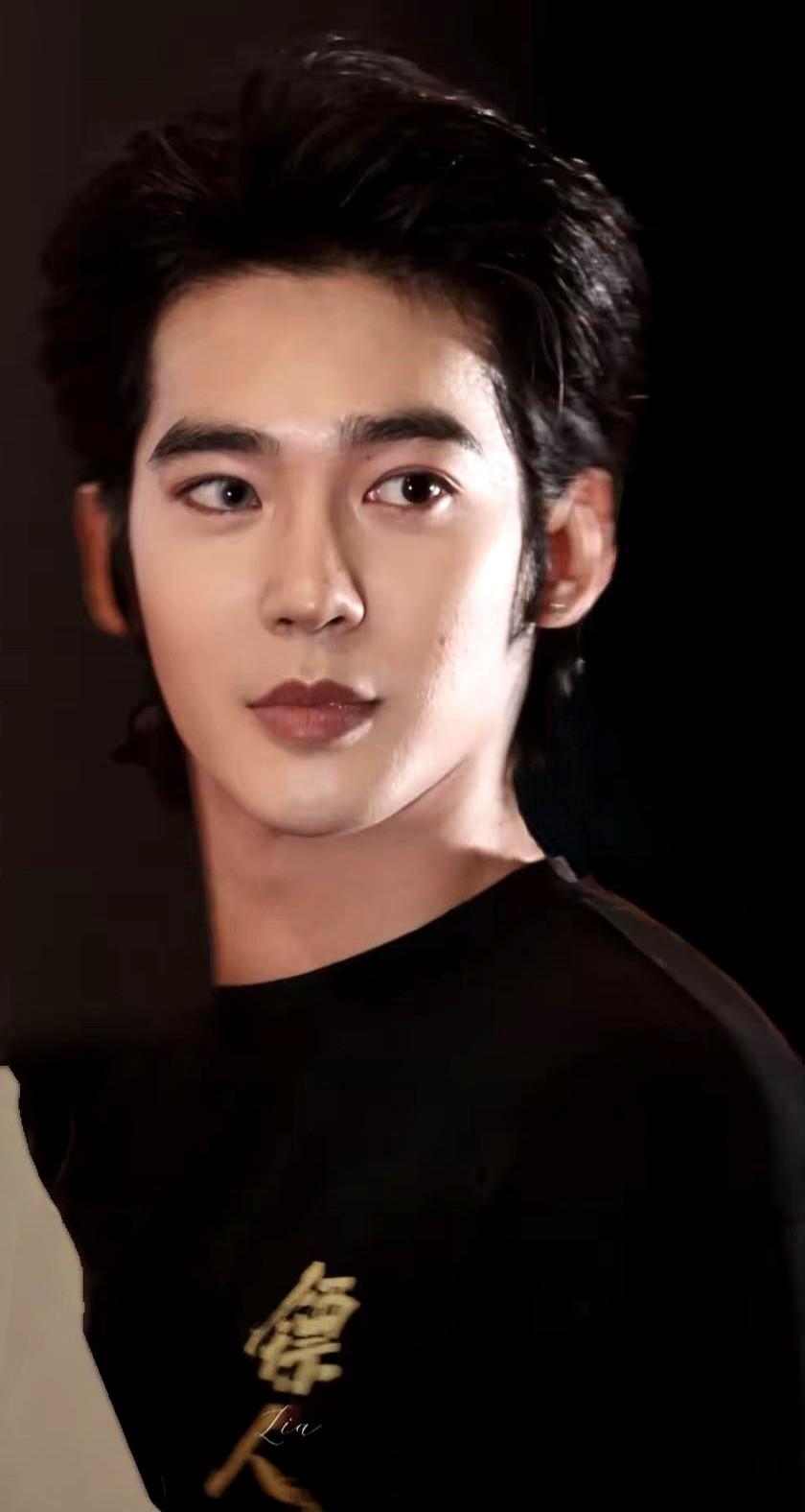 谁能想到，春节档最暖心的一件事，竟然发生在凌晨两点。于适大半夜不睡，刷到粉丝