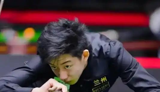 势均力敌，吴宜泽5-4领先希金斯，夺冠难以预料！此前，吴宜泽1/