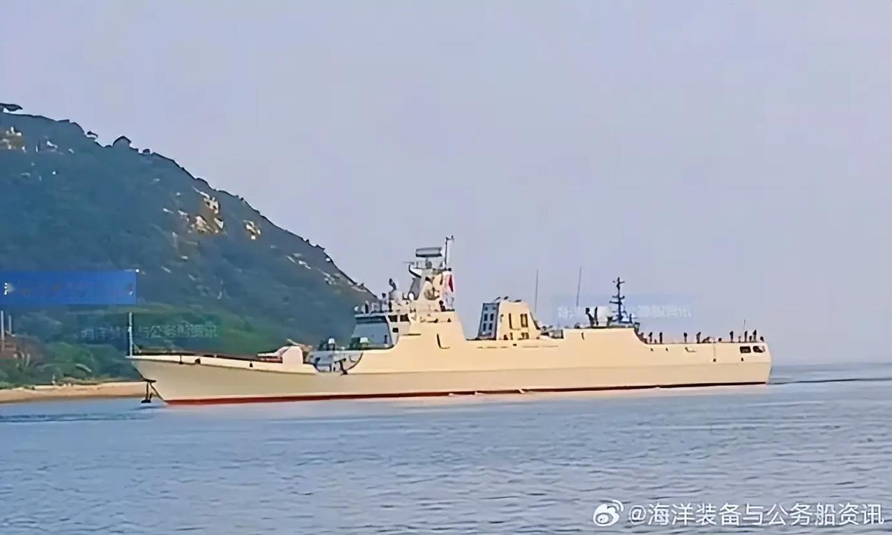 继054B和全向隐身护卫舰之后，中国又一款全新护卫舰亮相。这款新型护卫舰有点