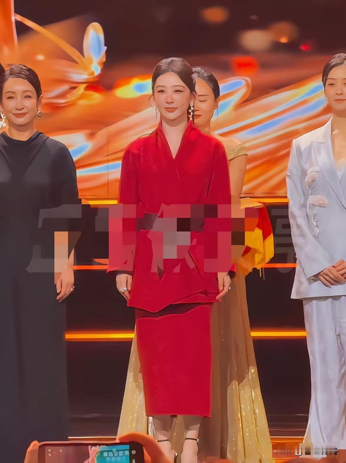 杨紫这是怎么了，越来越认不出她了？已经不是一大一小，是肿到睁不开了她不能和蒋