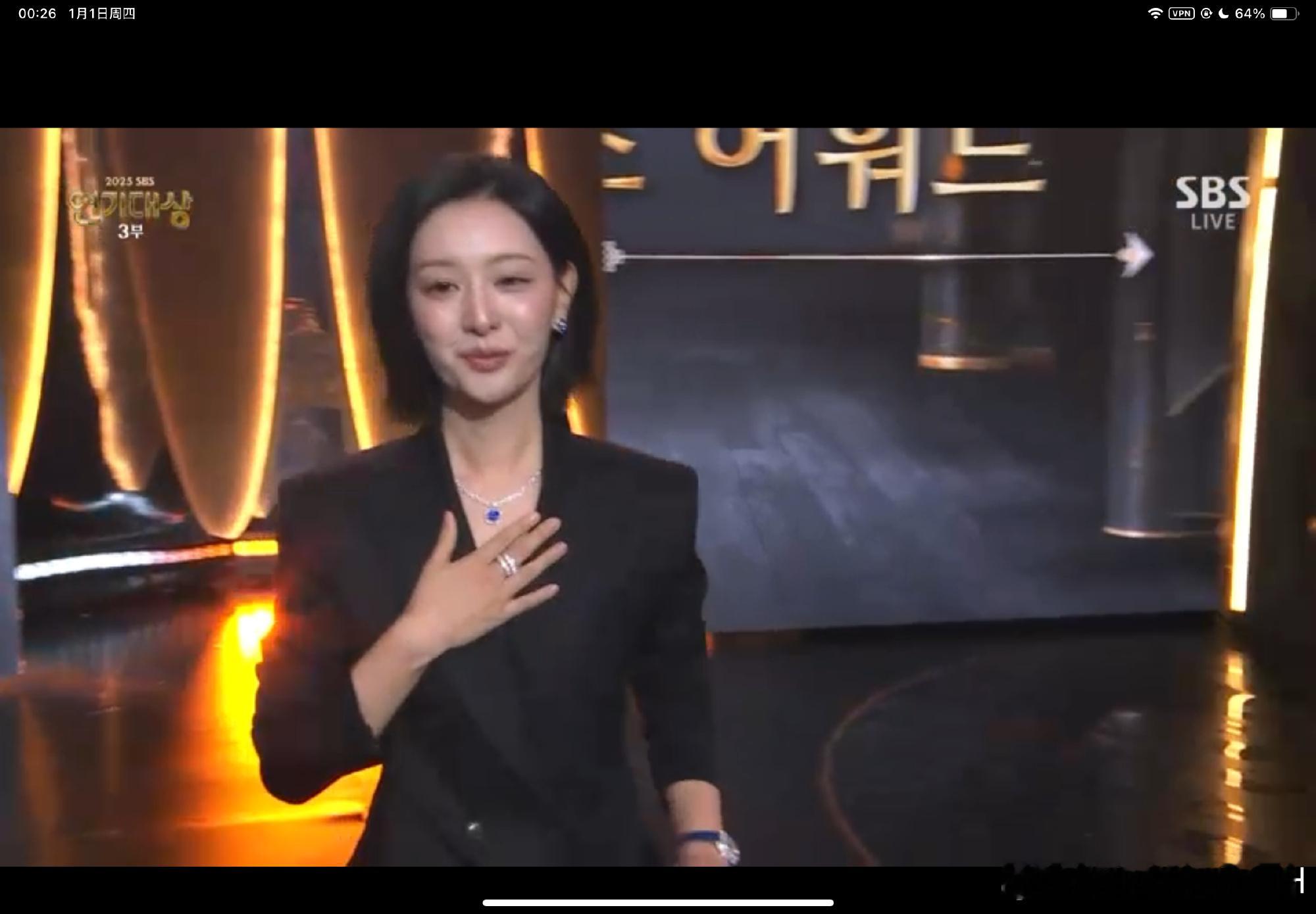 金智媛剪短发了金智媛短发造型短发造型亮相颁奖典礼的金智媛xi帅气中带点软萌的欧