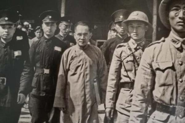 1946年10月8日，南京老虎桥监狱后院，秋风压着落叶，静得出奇。检察官念完执行
