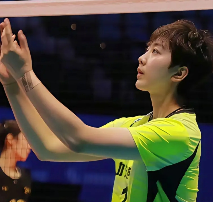 一个时代的落差。当山东女排的李晨瑄、郭湘玲首发上场大杀四方的时候，天津女排的路