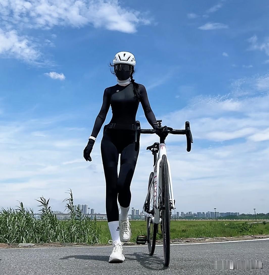 有位作家说：“很多人到死也没明白，人生就是一场骗局。这场骗局最精妙的地方在于，它