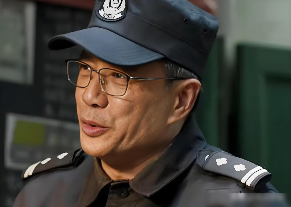 《藏锋》：没当特警支队政委之前，谭彦几个同学确实是他混得最差！说真的一开始我还以为是谭彦故意装谦虚凡