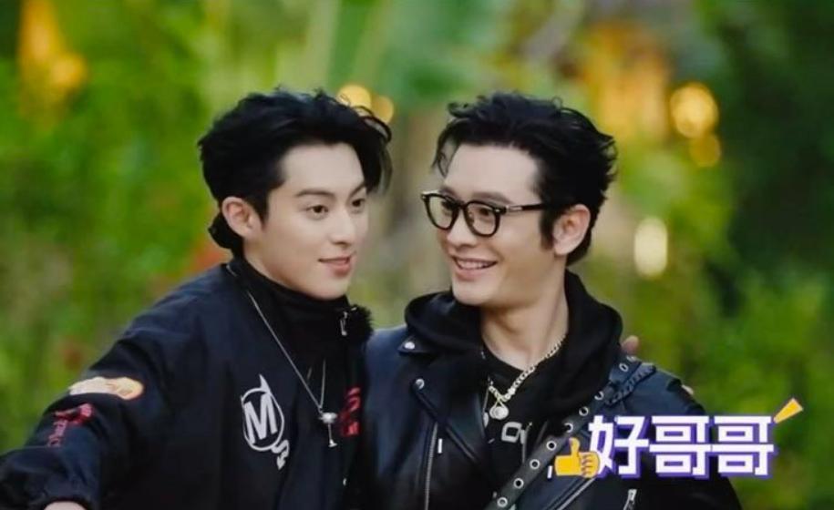 王鹤棣只瞥了眼黄晓明的鞋带颜色，就转头对导演说：“等下晓明哥出场，上衣一定是扎染