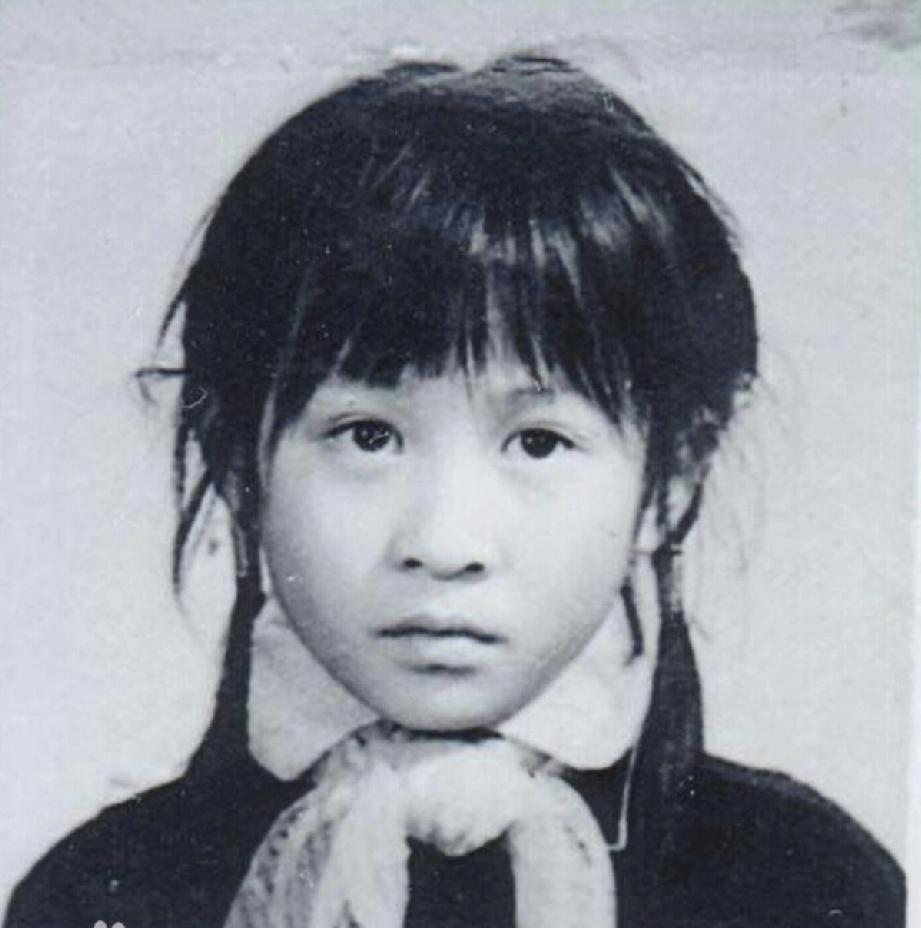 照片上的小女孩和小男孩，都是七八岁讨人嫌的年纪。女孩很秀气，男孩挺神气，