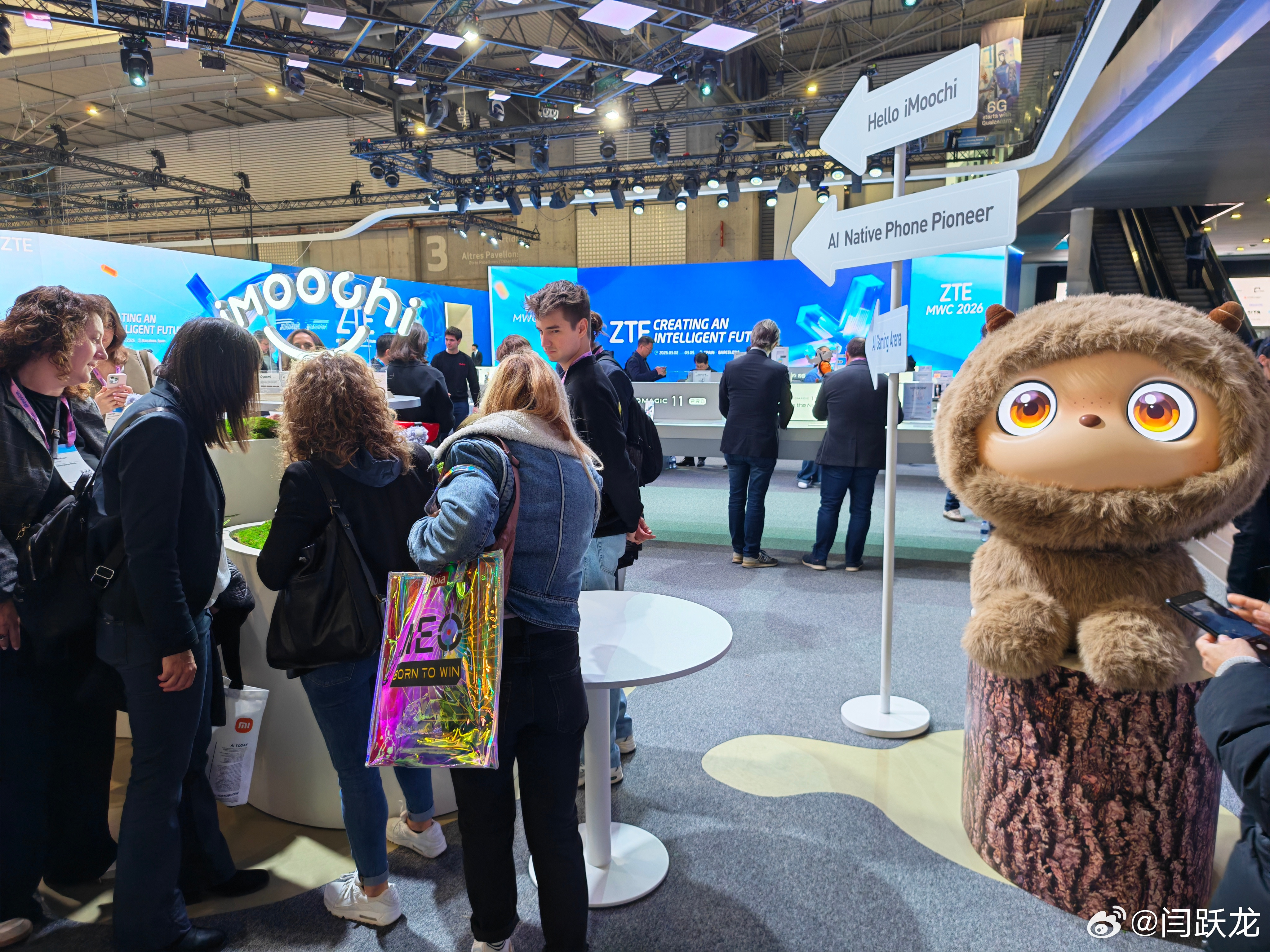 中兴通讯的MWC展台，就像是全栈AI创新成果的展示场，AI赋能网络，让网络可以实