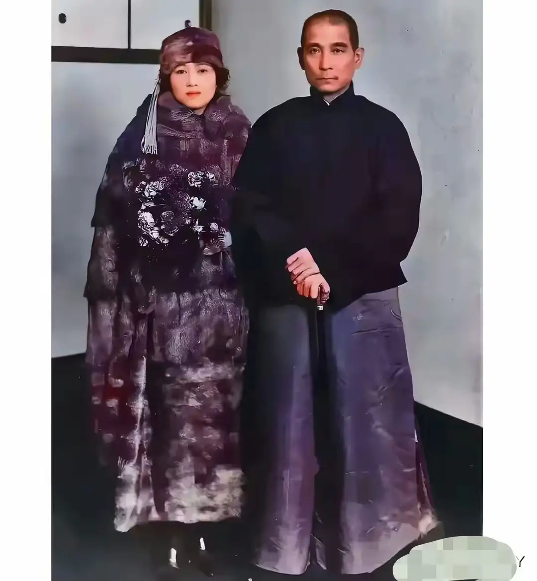 1924年，孙中山与夫人宋庆龄在日本停留期间，一张罕见留影